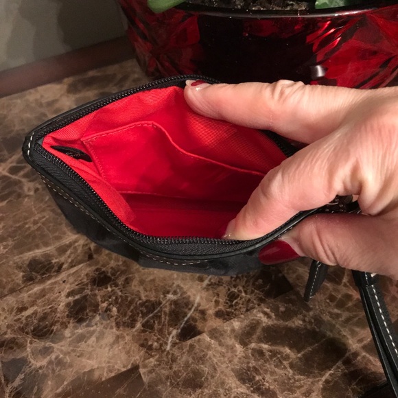 🆕 Black Coach wristlet. - Picture 5 of 8